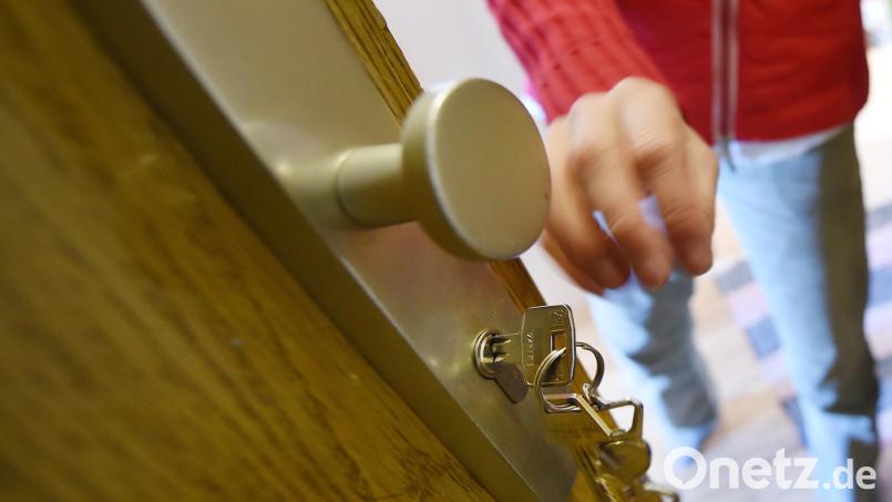 Die Polizei sucht nach bislang unbekannten Tätern, die in Falkenberg mehrere Türschlösser verklebt haben. Der Schaden liegt bei rund 500 Euro. Symbolbild: Jens Kalaene/dpa