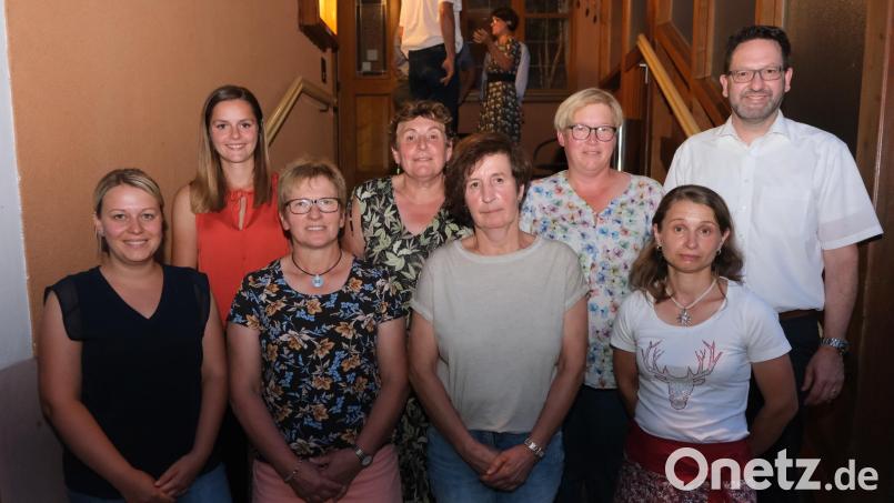 Das neue Führungsteam des BBV-Landfrauen-Kreisvorstands: Bettina Geitner aus Traßlberg, Helga Plössl aus Kemnath am Buchberg, Kreisbäuerin Erika Loos aus Eckeltshof, Martina Scharf aus Engelsdorf (vorne von links), Julia Giehrl aus Steiningloh, Gisela Rupprecht aus Höhengau, Margarete Weinfurtner aus Rieden und BBV-Geschäftsführer Thomas Bayerl (hinten von links). Bild: usc