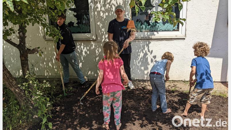 Wirtschaftsschüler wie hier Kevin Wirz und Alexander Knauer im Kindergarten St. Markus arbeiten für Kinder und Jugendliche in Afrika. Bild: Ursula Soderer/exb
