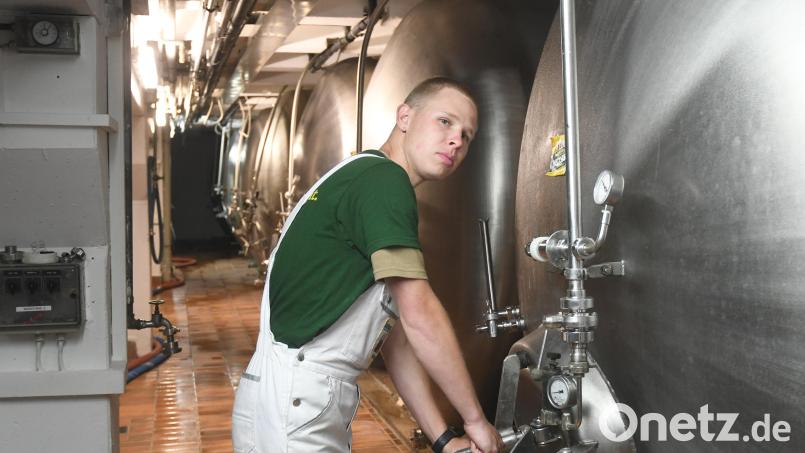 Bei sieben Grad im T-Shirt arbeiten: Für Sven Conrad im Sommer kein Problem. &quot;Ich bewege mich sehr viel, das hält warm&quot;, sagt der 22-Jährige. Er ist Brauer und Mälzer in der Gambrinus Brauerei in Weiden. Bild: Gabi Schönberger