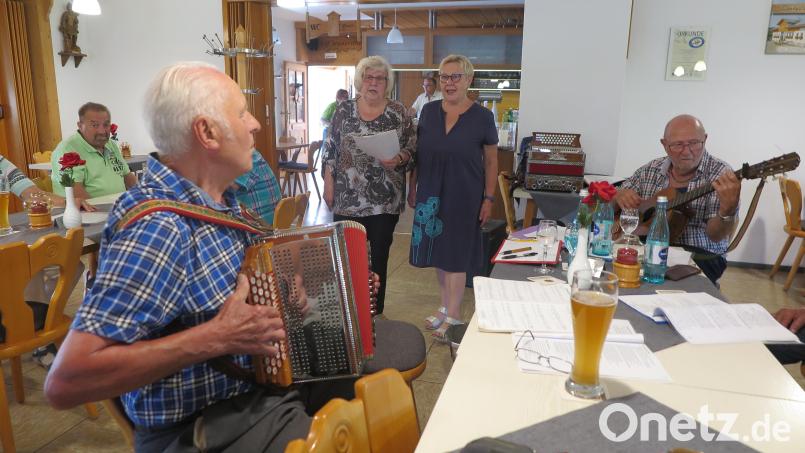 Der Auftritt der Kemnather Sängerinnen Monika Fink (links) und Sieglinde Wick war der Höhepunkt beim Wirtshaussingen in Kötzersdorf. Bild: jzk