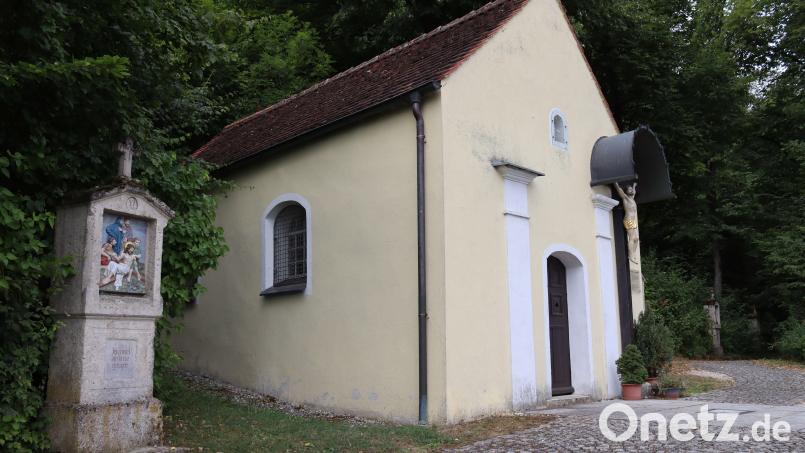 Die Riedener Schlossbergkapelle muss saniert werden. Dazu vergab der Marktrat bei seiner Sitzung die Aufträge für eine Voruntersuchung. Bild: mrr