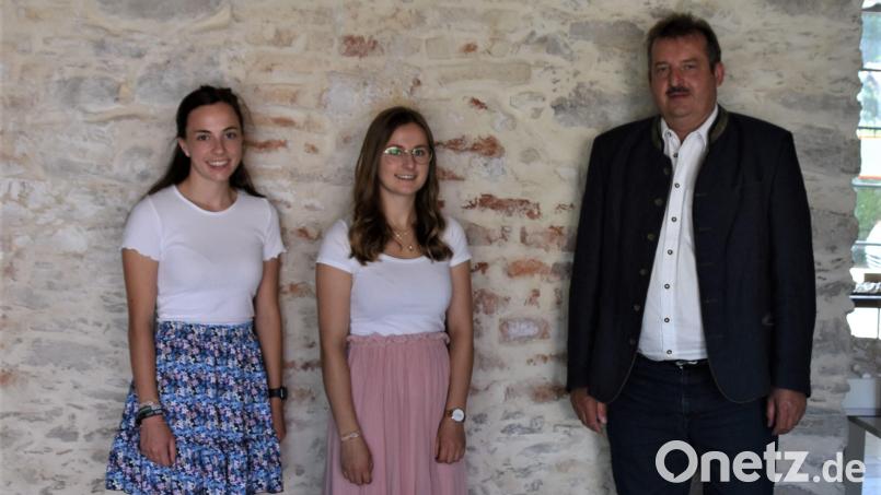 Den Abiturienten-Empfang will Bürgermeister Reinhard Kreuzer zur Tradition machen. Im Bild Bürgermeister Kreuzer mit den beiden Abiturientinnen Julia Ostermeier und Laura Fischer. Bild: Stadt Schönsee/exb