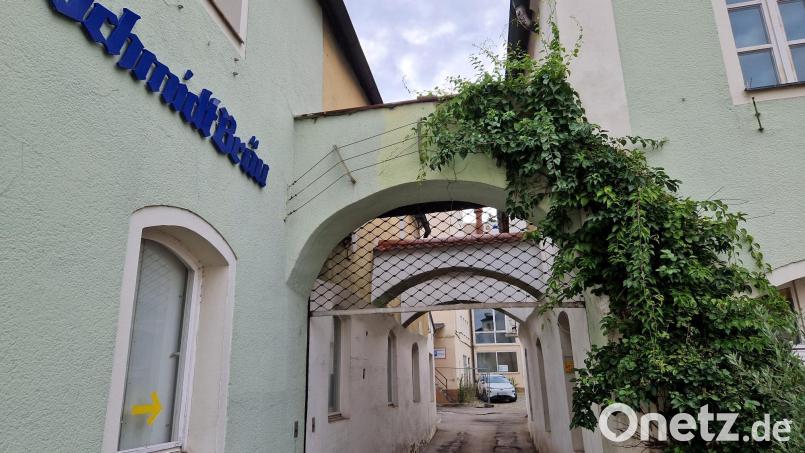 Der Schwandorfer Stadtrat akzeptierte bei seiner Sitzung die Pläne für das Schmidt-Bräu-Gelände. Unser Bild zeigt den engen Zugang zu dem rückwärtigen Areal vom Marktplatz aus. Bild: Thomas Dobler