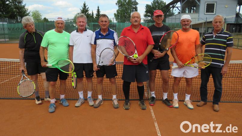 Die erfolgreiche Herren-60-Mannschaft des SV Altenstadt/WN (von links): Christoph Götz, Jürgen Nisi, Peter Müller, Waldemar Haibach, Mannschaftsführer Hans Möhwald, Josef Singer, Josef Merther, Abteilungsleiter Reinhold Kindl. Bild: adj