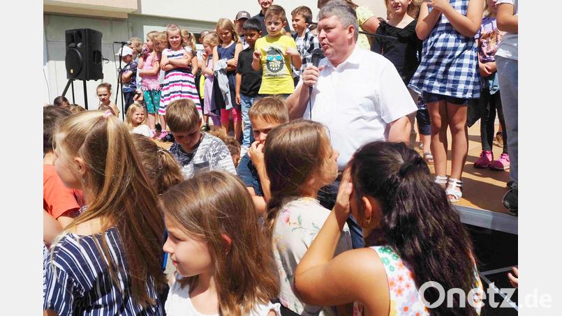 Zweiter Bürgermeister Bernhard Schmidt bei seiner Ansprache beim Sommerfest. Bild: njn