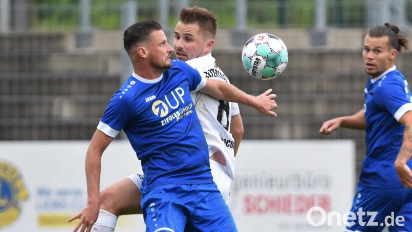 Der Weidener Torschütze aus dem Eltersdorf-Spiel, Josef Rodler (links, gegen Christopher Kracun), und Neuzugang David Bezdicka peilen beim Mit-Aufsteiger TSV Kornburg den nächsten Zähler an. Bild: G. Büttner