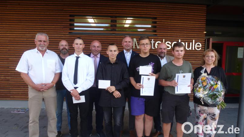 Einen besonders guten Abschluss erzielen (vorne, von rechts) Lukas Waldenmayer, Anthony Prölß, Maximilian Meyer und Felix Ertl. Lehrerin Heike Weber, Rektor Günther Paul sowie die Bürgermeister Richard Kammerer, Gerhard List, Ludwig Biller und EB-Vorsitzender Matthias Englert (von rechts ) gratulieren. Bild: bk