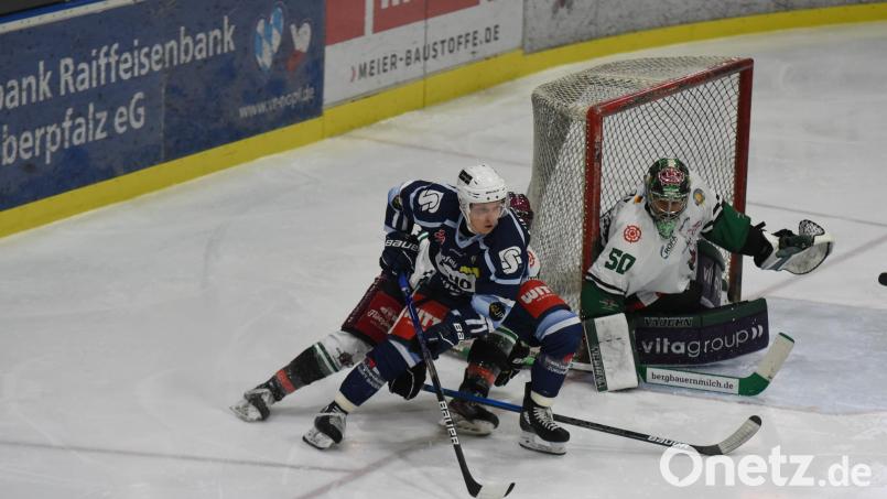Die Blue Devils Weiden starten am 30. September mit dem Heimspiel gegen den EHC Klostersee in die Oberliga-Saison 2022/23. Das Bild zeigt eine Szene aus der vergangenen Spielzeit mit dem Weidener Edgars Homjakovs (blaues Trikot) gegen den Höchstadter EC. Archivbild: Gebert