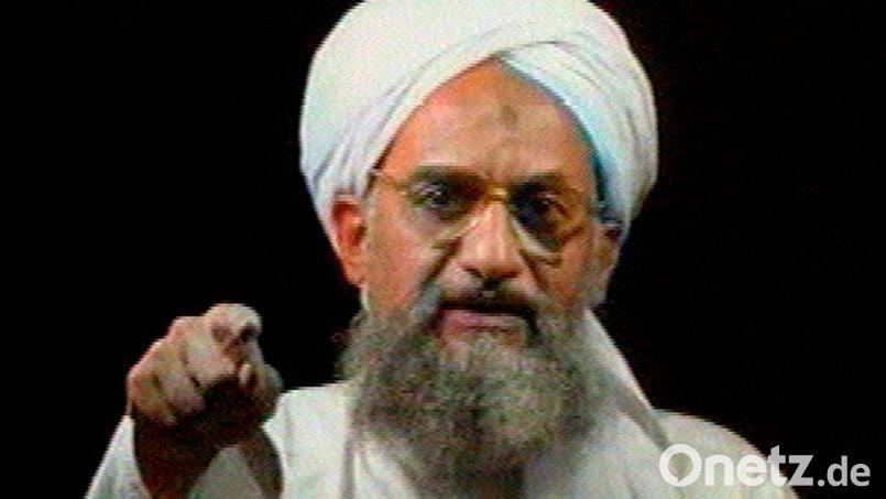 Aiman al-Sawahiri, damaliger stellvertretender Führer der Terrororganisation Al-Kaida, spricht im Jahr 2006 im arabischen Nachrichtensender Al-Jazeera. Bild: Anonymous/AL-JAZEERA/AP/dpa
