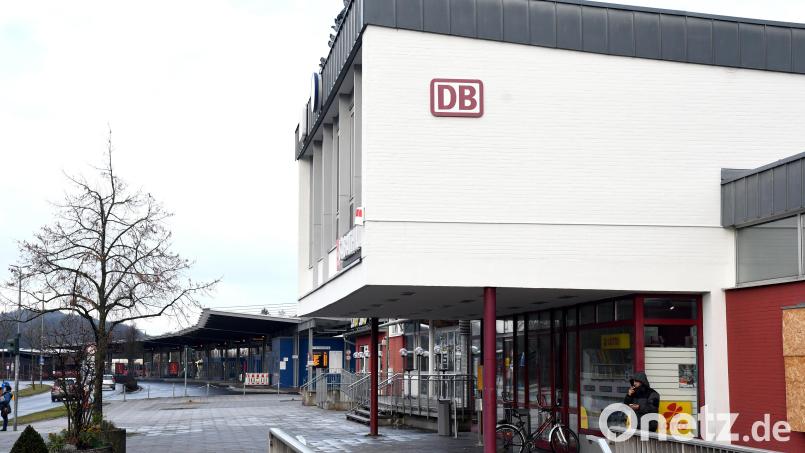 In dieser Wartehalle des Amberger Bahnhofs hat ein Dieb einen prall gefüllten Rucksack im Wert von mehreren tausend Euro gestohlen. Bild: Petra Hartl