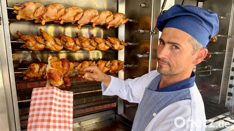 Peter Masopurt hat einen der vielleicht heißesten Berufe: Rund 400 Grad erreicht der Grill im Wagen von &quot;Hertel Hähnchen&quot;. Bild: Gabi Schönberger
