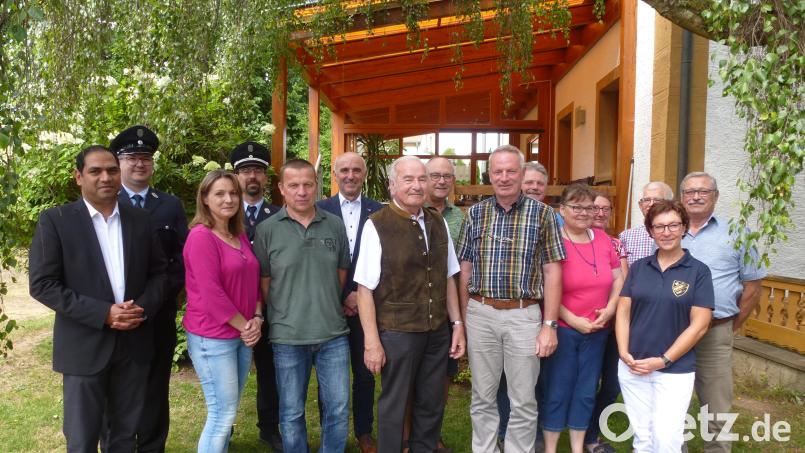 Groß ist die Zahl der Gratulanten, die Heinrich Schwirzer (vorn Mitte) zum 80. Geburtstag gratuliert. Bild: bk