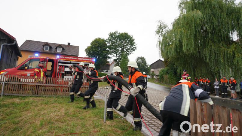 Voll in Action bei der Leistungsprüfung: Das sind die Mitglieder der Feuerwehr Bernrieth. Bild: fvo