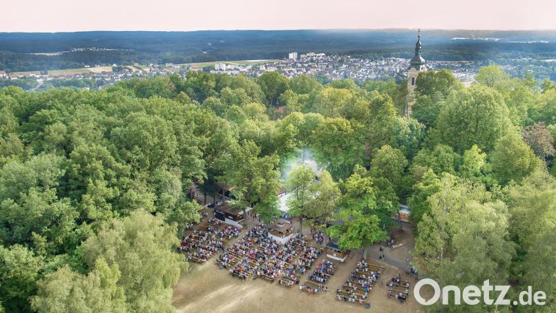 Die letzten Wolken des Bratwurstrauchs sind am Annaberg-Nordhang verzogen. Viele Sulzbach-Rosenberger und auch traditionell zahlreiche Gäste aus dem Umland genossen die Atmosphäre in und um die Annabergkirche. Bild: Thilo Hierstetter