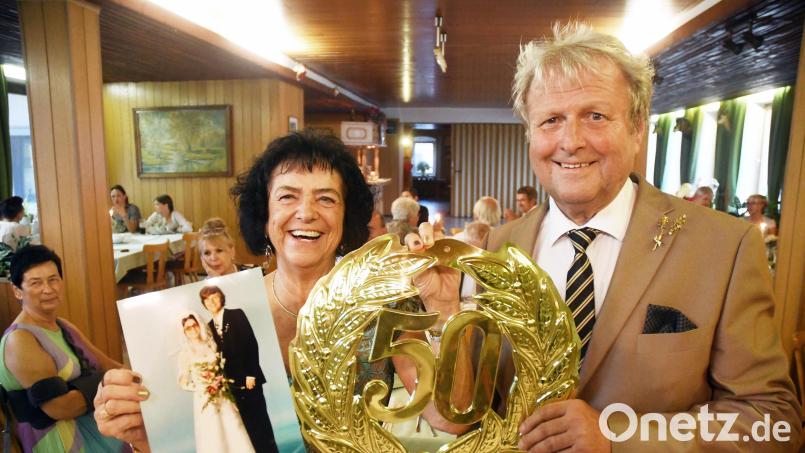Waltraud Neubauer-Zupfer und Dieter Neubauer feiern mit Verspätung goldene Hochzeit. Ein Grund für die Verschiebung war die Verletzung von Waltrauds Schwester Renate (links, sitzend). Bild: Gabi Schönberger