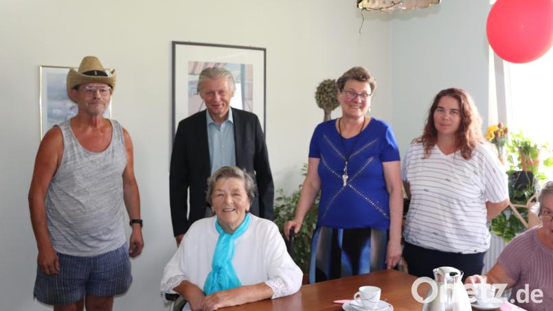 Bürgermeister Lothar Müller (Zweiter von links) und Tanja Schedl (rechts) von der AWO gratulierten zusammen mit einigen Bewohnern der Seniorenresidenz der Jubilarin Maria Stoß zum 85. Geburtstag. Bild: flt