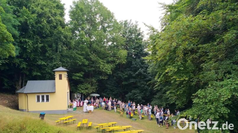 Zahlreiche Bürger folgen der Einladung des OWV Tännesberg zum Freiluftgottesdienst und Frühschoppen auf den Schloßberg. Bild: rfi