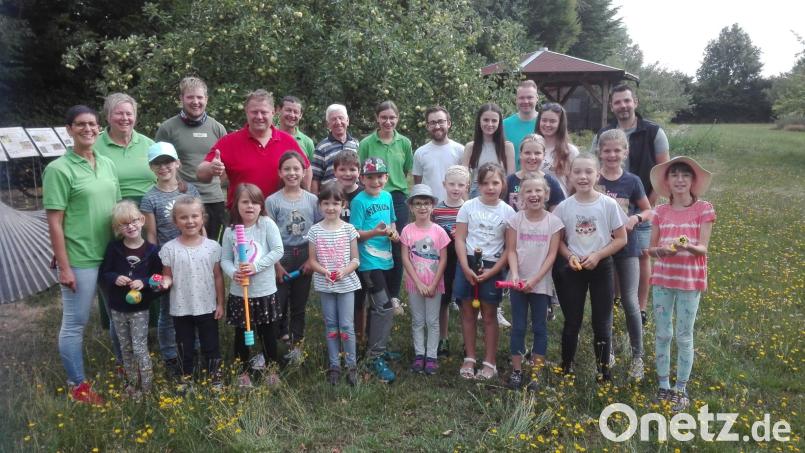 Eröffnet wurde am Samstag das Mitterteicher Ferienprogramm mit einer Aktion des Obst- und Gartenbauvereins im Kreislehrgarten. Nach vielen lustigen Spielen stand das gemeinsame Backen einer Pizza im Mittelpunkt. Mit dabei Iris Kick und Vorsitzende Marion Puchta (von links), sowie Bürgermeister Stefan Grillmeier (Vierter von links), zahlreiche Helfer des Obst- und Gartenbauvereins sowie die beiden Jugendbeauftragten. Bild: jr