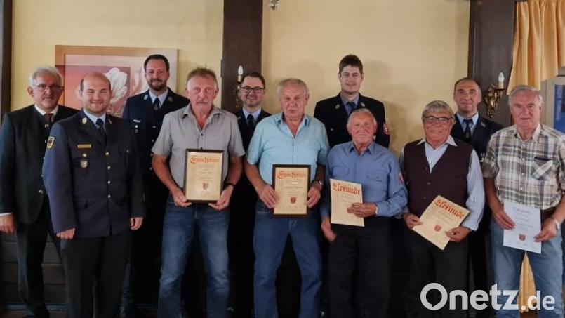 Die Feuerwehr Wurz ehrte langjährige Mitglieder. Mit Ludwig Fütterer (Sechster von links) und Franz Witt (Vierter von links) ernannte der Vorstand zwei neue Ehrenmitglieder. Bild: szl