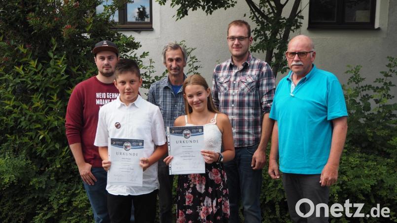 Im Instrumentenkarussell der Blaskapelle Reuth wurden Sarah Totzauer (vorne, von rechts) und Simon Prucker geehrt. Zu ihrer bestandenen D1-Prüfung gratulierten Peter Dotzauer (von rechts), Stefan Wenning, Josef Treml und Felix Käß. Bild: Regina Kunz/exb