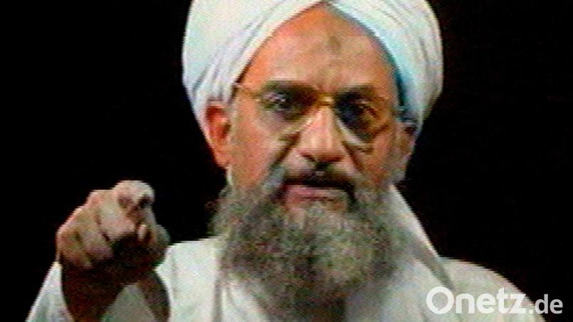 Im Jahr 2006 strahlte der arabische Nachrichtensender Al-Jazeera ein Video mit Aiman al-Sawahiri aus. Der Al-Kaida-Anführer starb am Montag bei einem amerikanischen Drohnenangriff in der afghanischen Hauptstadt Kabul. Archivbild: Anonymous/AL-JAZEERA/AP/dpa