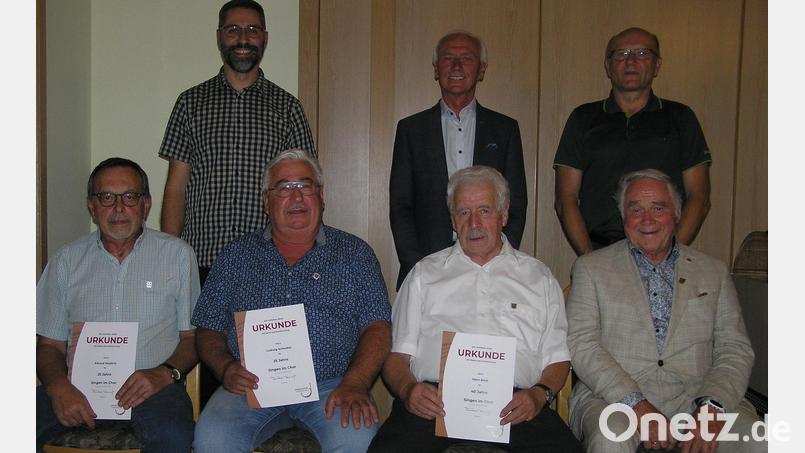 Mehrere Mitglieder des MGV Neusorg wurden in der Jahreshauptversammlung für ihre langjährige Sängertätigkeit ausgezeichnet. Urkunden und Ehrennadeln in Silber für 25 Jahre aktive Sängertätigkeit erhielten Eduard Wedlich (sitzend, von links) und Ludwig Schindler. Für 40 Jahre Singen im Chor wurde Hans Beck mit einer Urkunde und der Ehrennadel in Gold bedacht. Eine Anstecknadel in Bronze für 10 Jahre Singen erhielt Benno Ponnath. Chorleiter Siegbert Filbinger (stehend, von links), Vorsitzender Peter König und Dritter Vorsitzender Joachim Weiß beglückwünschten die Geehrten. Bild: öt