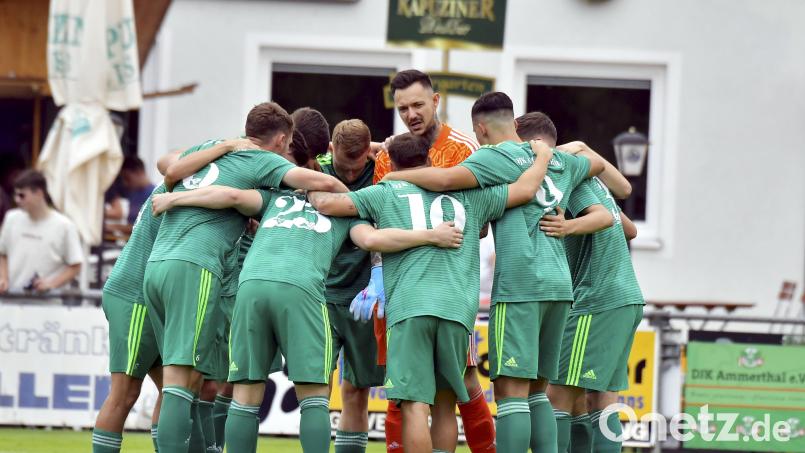 Die Spieler der DJK Ammerthal um Kapitän Christopher Sommerer (Mitte) stimmen sich auf ihr nächstes Spiel ein. Gegner ist Aufsteiger 1. FC Geesdorf. Archivbild: Hubert Ziegler