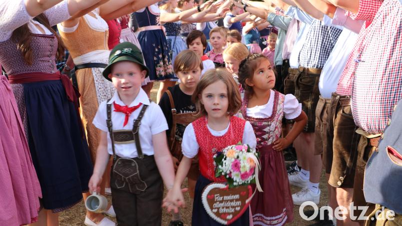 Mara Kugler und Luca Ehras führen die jungen Kirwaleute als Oberkirwapaar durch das Spalier der Alten. Bild: gru