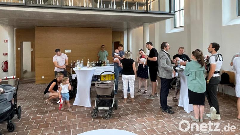 „Babytreffen“ in der Nabburger Marienkirche: Die Besucher kommen auf Einladung der Stadt Nabburg. Bild: Marko Pammer/exb