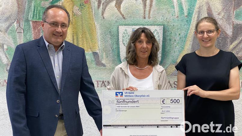 Bei der Spendenübergabe im Rathaus Tännesberg freuen sich: (von links) Erster Bürgermeister Ludwig Gürtler, Abteilungsleiterin der Gymnastikgruppe Traudl Glas und Koordinatorin &quot;1000 Schulen&quot; Stefanie Kuchlbauer. Bild: Josef Glas