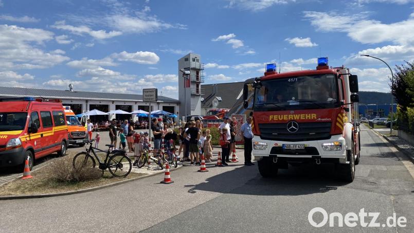 Das Hallenfest der Nabburger Feuerwehr bietet für Kinder auch &quot;Spritztouren&quot; mit dem Einsatzfahrzeug an. Bild: aub