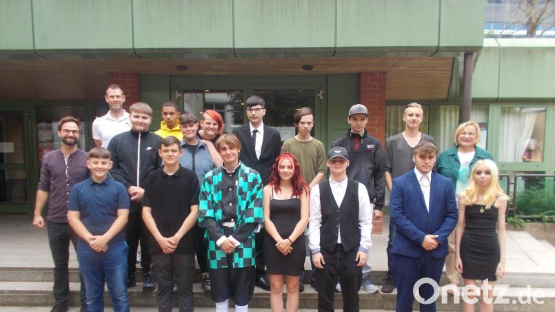 Das ist die Abschlussklasse der Stötzner-Schule Weiden mit Klassenleiter Tobias Plankl (mittlere Reihe, links) und Schulleiterin Kunigunde Schwägerl (rechts, hinten) Bild: rs
