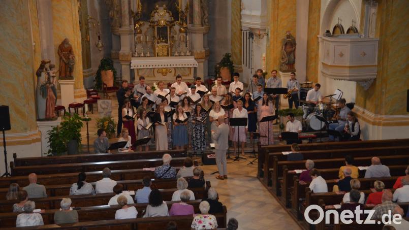 Der Münchner AGV-Chor, den der gebürtige Unterlinder Michael Kopp leitet, führt in der katholischen Stadtpfarrkirche das Rockoratorium "Eversmiling Liberty" auf und beschenkt die gut 200 Zuhörer mit einem Konzert der Extraklasse. Bild: dob