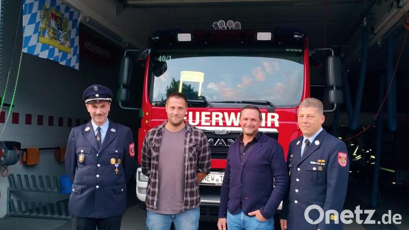 Peter Schneider (Zweiter von links) ist der neue Vorstand der Freiwilligen Feuerwehr Tännesberg. Es gratulieren Kreisbrandmeister Christian Demleitner (rechts), zweiter Bürgermeister Werner Schärtl (Zweiter von rechts) sowie Zweiter Vorstand Josef Kirchberger. Bild: rfi