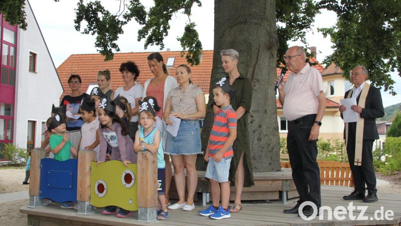 Beim Tag der offenen Tür im Haus der Kinder Hl. Dreifaltigkeit informierte Kirchenpfleger Günter Preißl (Zweiter von rechts) über die Generalsanierung des Gebäudes und die Erweiterung. Danach eroberten die Kinder unter Aufsicht von Einrichtungsleiterin Michaela Neiswirth ihr Haus als Piraten und Schatzsucher. Bild: ads