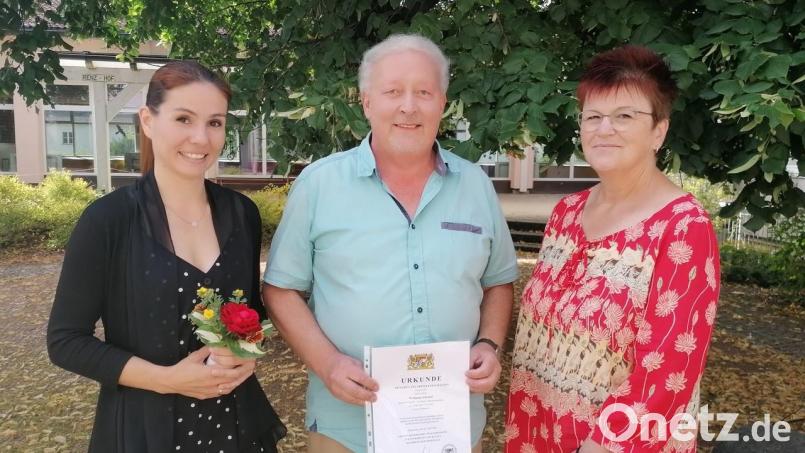 Abschied von der Grundschule Krummennaab nahmen Verwaltungskraft Magdalena Reger (links) und Lehrer Wolfgang Schraml. Rektorin Sigrid Reger-Scharf dankte ihnen für ihren Einsatz. Bild: Carmen Schraml/exb