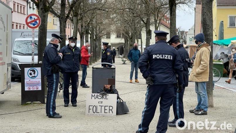 Und nun? Eine der Aktionen der Angeklagten. Im März 2021 endete die Situation damit, dass zwei Beamte die Frau aus der Fußgängerzone trugen. Archivbild: Gabi Schönberger