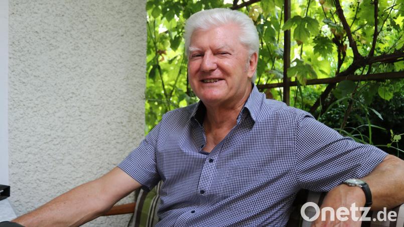 Geburtstagskind Werner Renner in seiner Wohlfühloase, dem heimischen Garten und Terrasse. Bild: lei