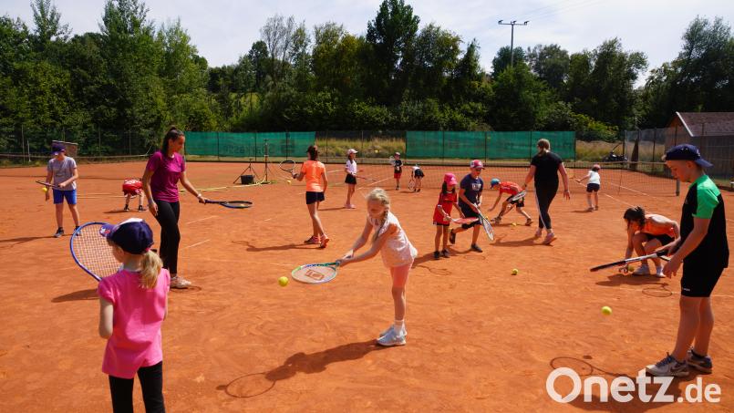Den Umgang mit Tennisball und -schläger lernen die Kinder beim Ferienprogramm des TC Waldthurn. Bild: fvo
