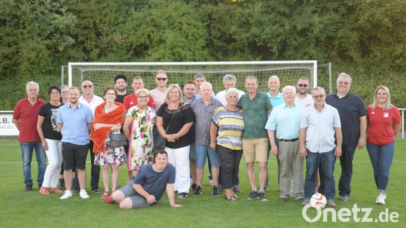 Für langjährige Mitgliedschaft beim SV Inter Bergsteig Amberg wurden beim 55-Jährigen über 50 Mitglieder von Vorsitzender Melanie Misral (rechts) geehrt. Nicht alle waren allerdings zur Ehrung erschienen. Bild: Andreas Brückmann