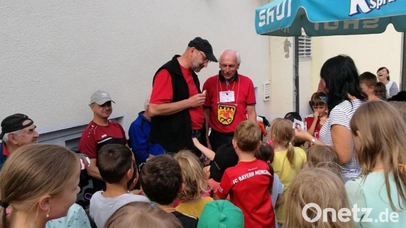 Beim SPD-Ferienprogramm verfolgten junge Detektive den Dieb der „Amtskette“ von Bürgermeister Peter König. Aus unserem Bild (stehend rechts) mit der imitierten Amtskette mit dem Dieb Anton Buschette (links stehend). Bild: br