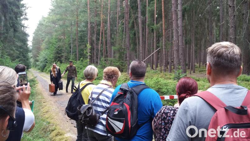 Pelzmantel, Fuchs und Uniform: Solche Kostümteile fehlen den Darstellern des Ovigo-Theaters nun. Die Schauspieler agieren, begleitet von den Zuschauern, mitten im Wald und müssen sich in versteckten Zelten umziehen. Bild: as