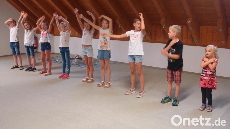 Der Kinderchor der Kulturfabrik brachte mit viel Schwung das Lied von Bibi und Tina aus der neuen Serie zu Gehör. Bild: wmr