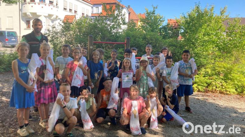 Die Gesamtsiegerklasse bei den Waldjugendspielen, die 3c der Max-Josef-Grundschule Amberg, mit ihrem Forstpaten Sven Grünert Bild: Andrea Kausler/exb