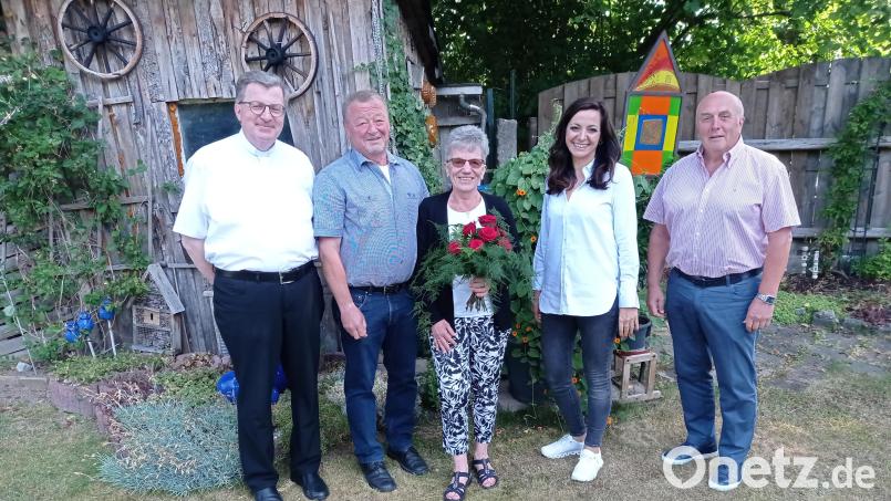 Glückwünsche zur Goldenen Hochzeit: Im Bild von links Stadtpfarrer Bernd Philipp, Peter und Doris Brüchner, Bürgermeisterin Margit Bayer und der Seniorenbeauftragte Gerhard Weber. Bild: fpoz