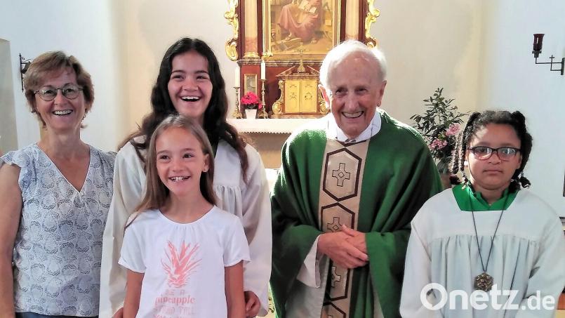 Während des Gottesdienstes in der Josefskirche Hütten, den Ruhestandspfarrer Hans Bayer zelebriert, wird Liliana Diaz (rechts) als neue Ministrantin gesegnet. Auch Gemeindereferentin Christine Gößl (von links) sowie Sophia Denk und Elisabeth Denk (vorne) freuten sich darüber sehr. Bild: rgr
