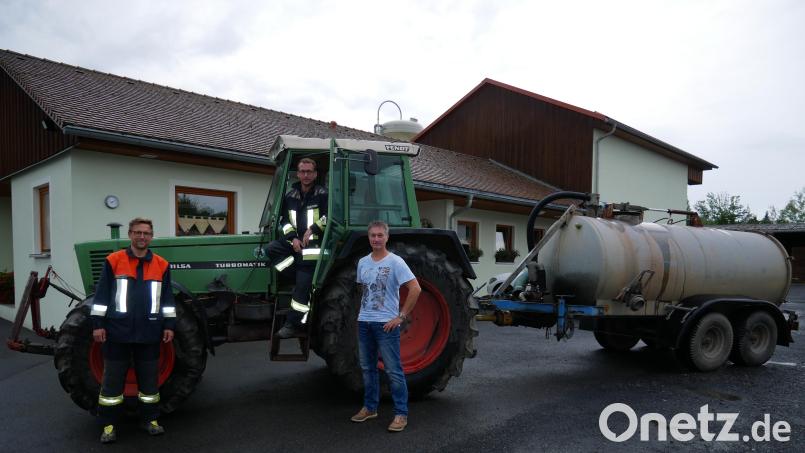 Das jederzeit einsatzbereite &quot;Sondertanklöschfahrzeuggespann der Feuerwache 3&quot; auf dem Bauhof der Stadt Waldsassen mit (von links) Feuerwehrkommandant Tobias Tippmann, Maschinist und Löschmeister Benjamin Müller und Bauhofleiter Thomas Ernstberger. Bild: hmr