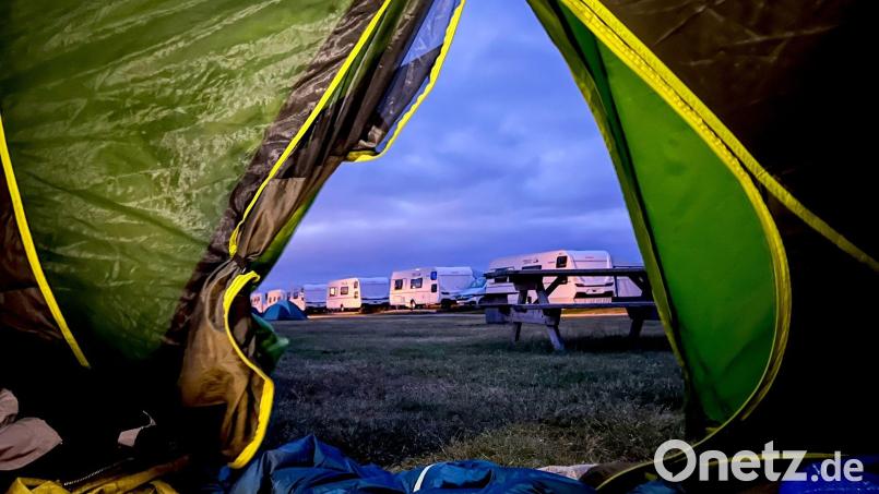 Blick aus einem Zelt. Bild: Marie von der Tann/dpa-tmn/Symbolbild