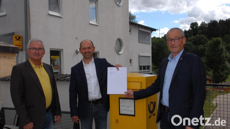 Post aus dem Vilstal für München: Die Bürgermeister Hans Ram (Mitte) aus Ensdorf und Erwin Geitner (rechts) aus Rieden sowie Martin Bauer (links), 2. Bürgermeister von Schmidmühlen, haben gemeinsamen einen Brief an den bayerischen Kultusminister geschrieben, weil sie sich um den Erhalt der Mittelschule Ensdorf sorgen. Bild: pop